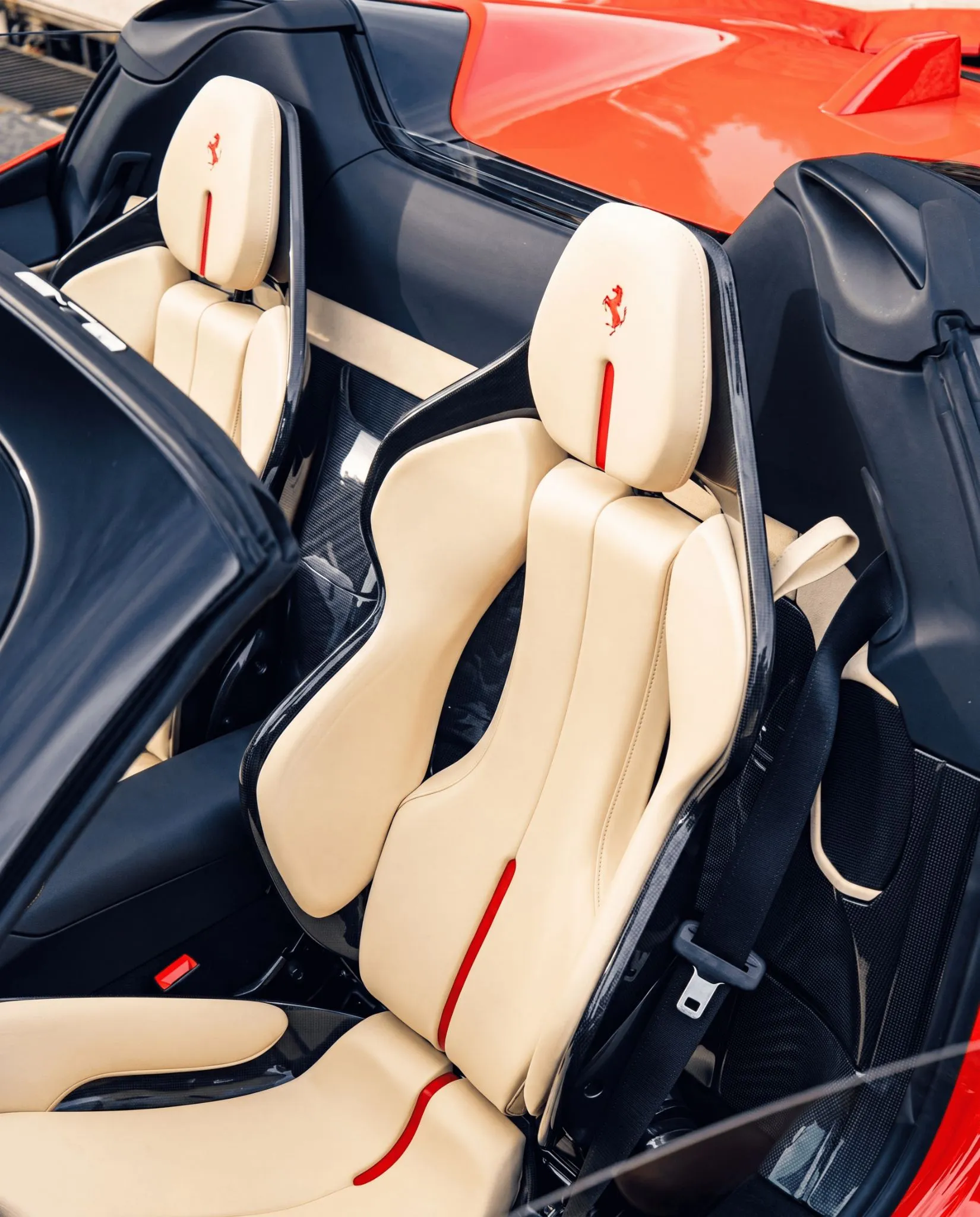 Asiento deportivo del Ferrari SF90 Spider con tapiz oscuro y costuras visibles