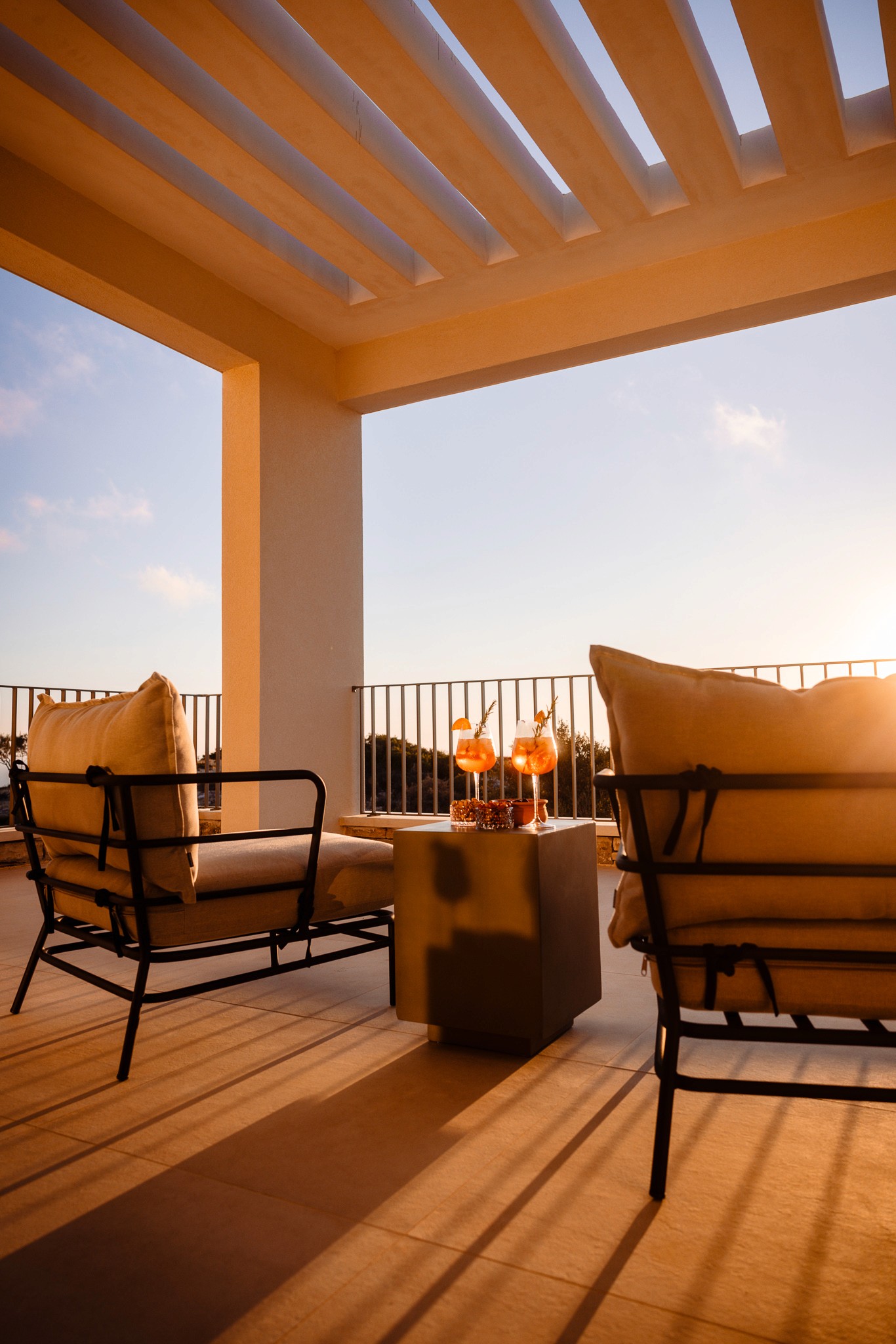 Private Dachterrasse mit stilvollen Loungemöbeln und Weitblick – Exklusive Villa auf Kreta