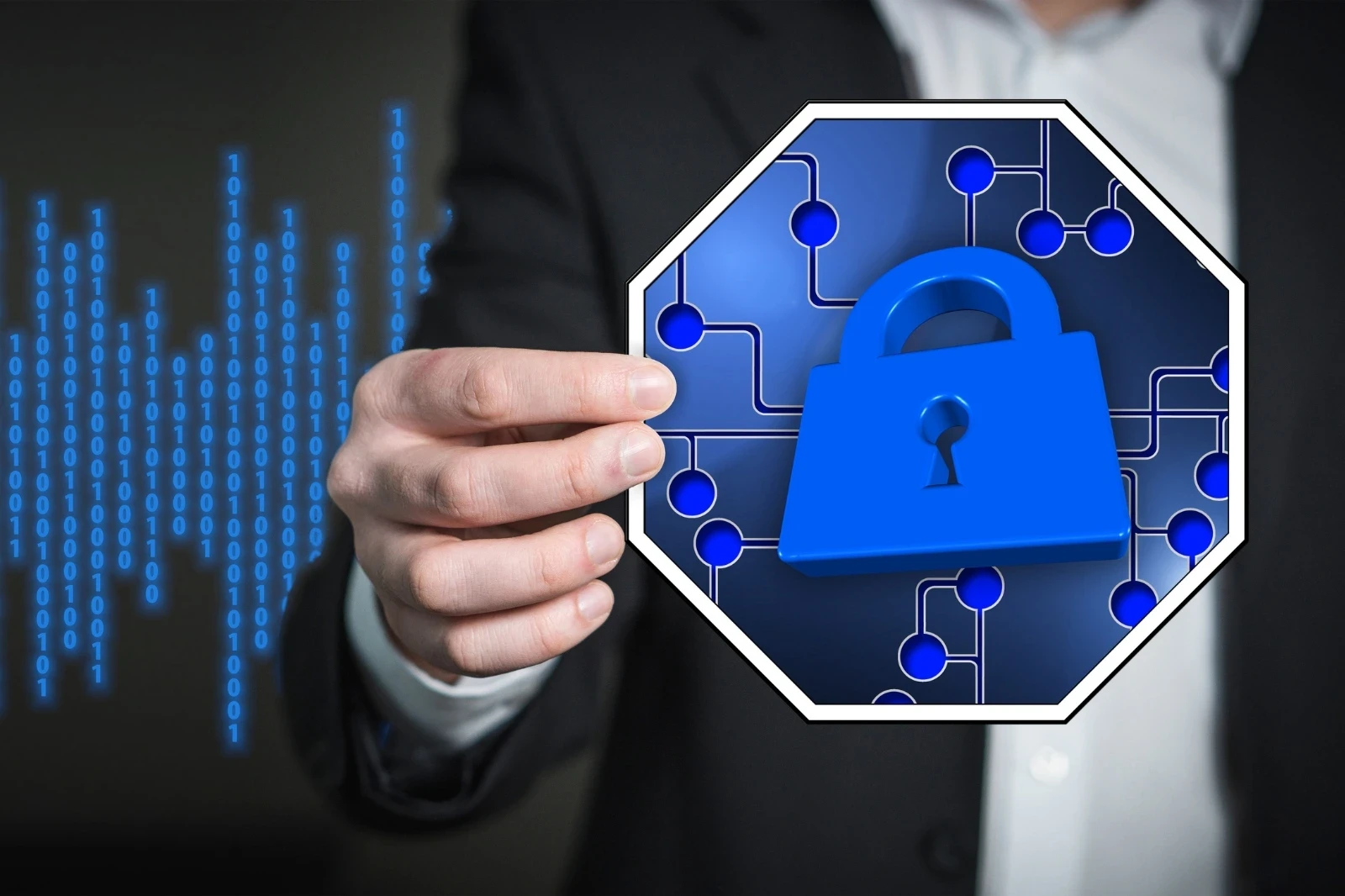 Hand hält Icon mit blauem Schloss und Schaltkreisen – Schutz digitaler Daten
