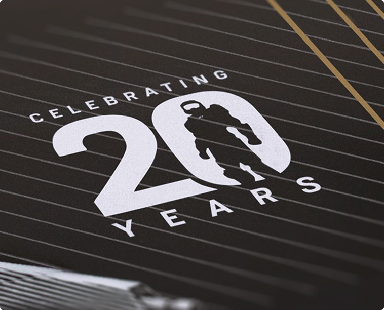 A closeup of the 20 years celebration logo on Halo Infinite packaging