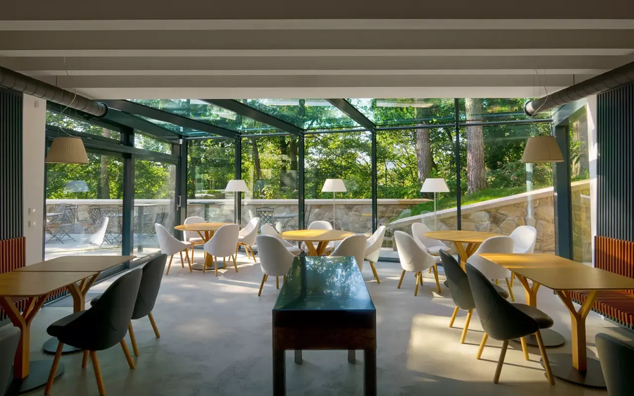 Bezrámové zasklení restaurace La Villa Zlín