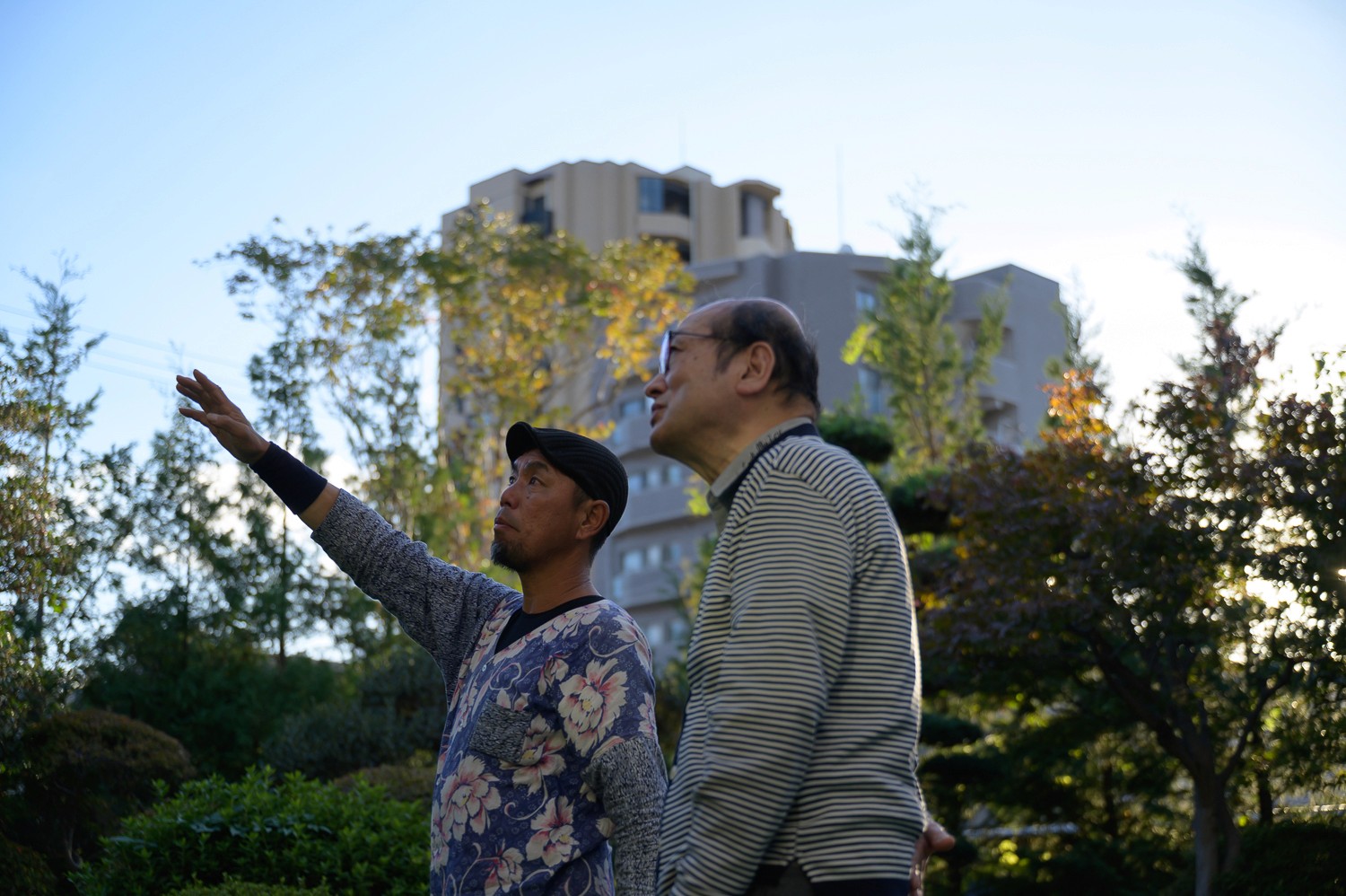 木の手入れを丁寧に説明する。やったら終わりではなく継続的な対話が欠かせない。