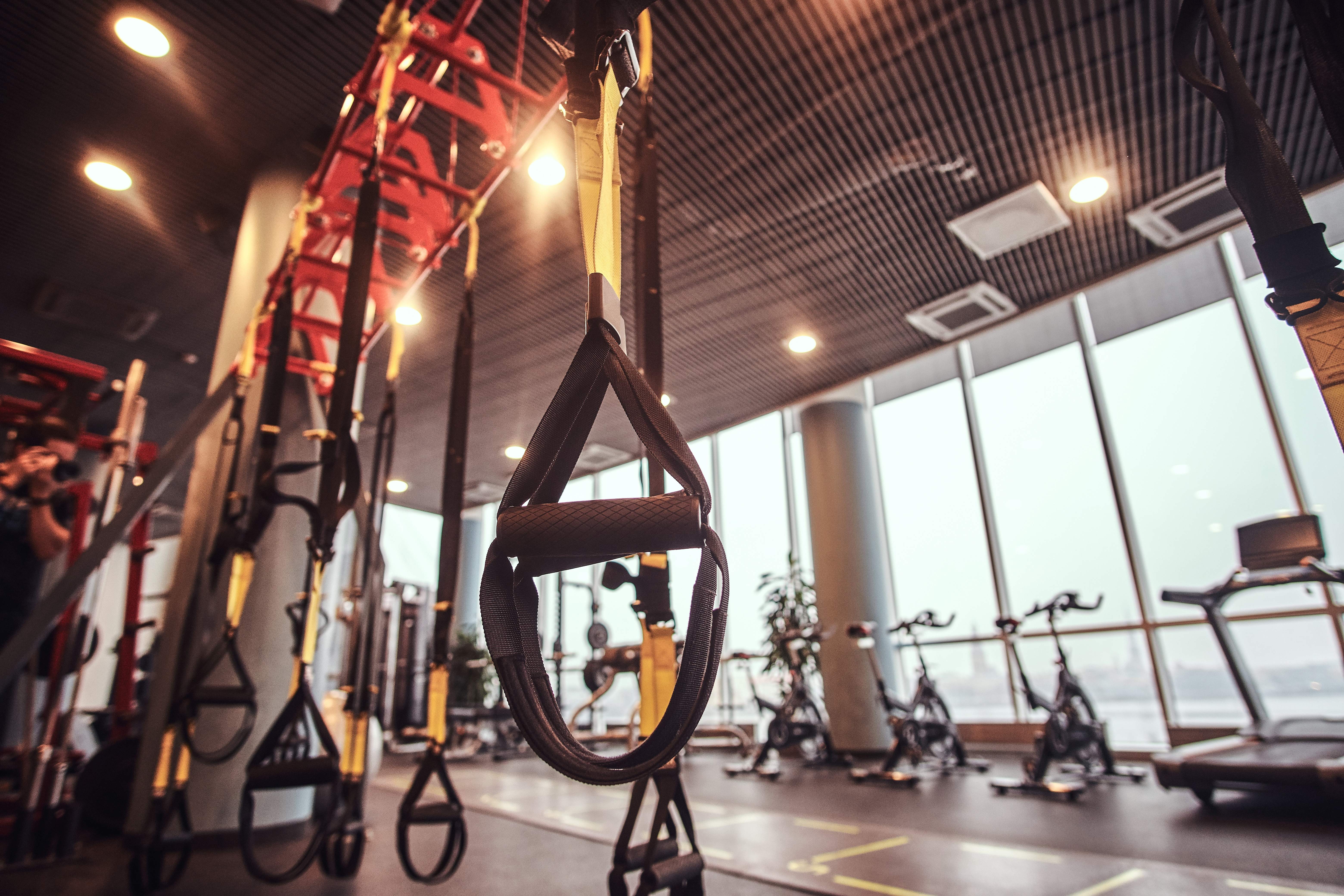 健身房顏色方案:耐用岩板與橡膠地板平衡活力與持久Hong Kong gym color schemes: durable rock panels and rubber floors for vibrant durability