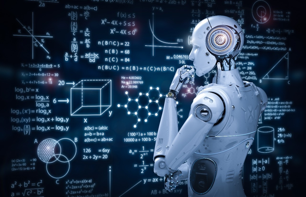 robot aprendiendo de una pizarra de escuela para mejorar automaticamente sus conocimientos de manera iterativa