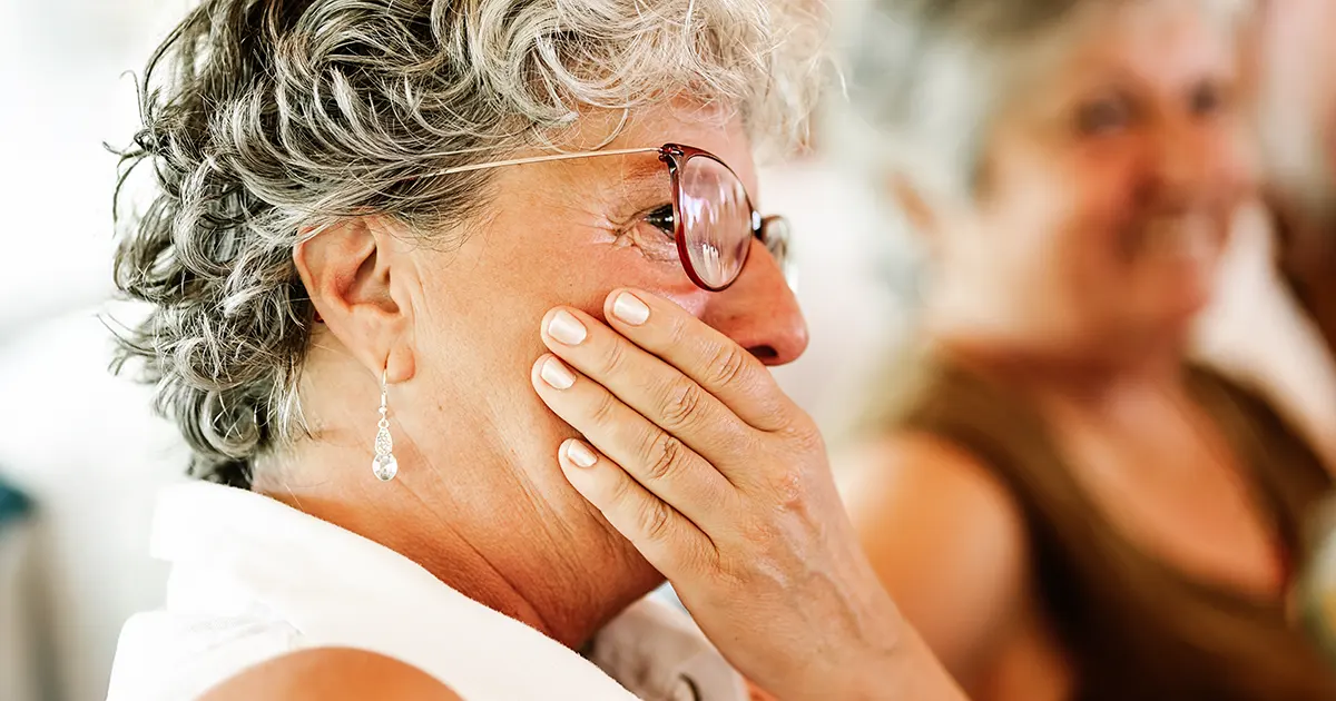 Bilde av en kvinne som er rørt til tårer.