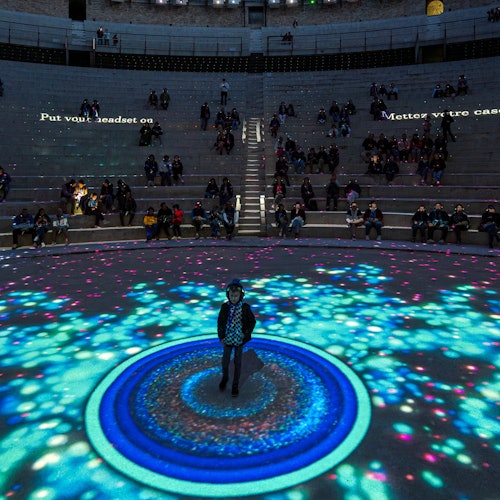 Vòng tròn rực rỡ mời bạn khám phá kinh nghiệm với định vị địa lý