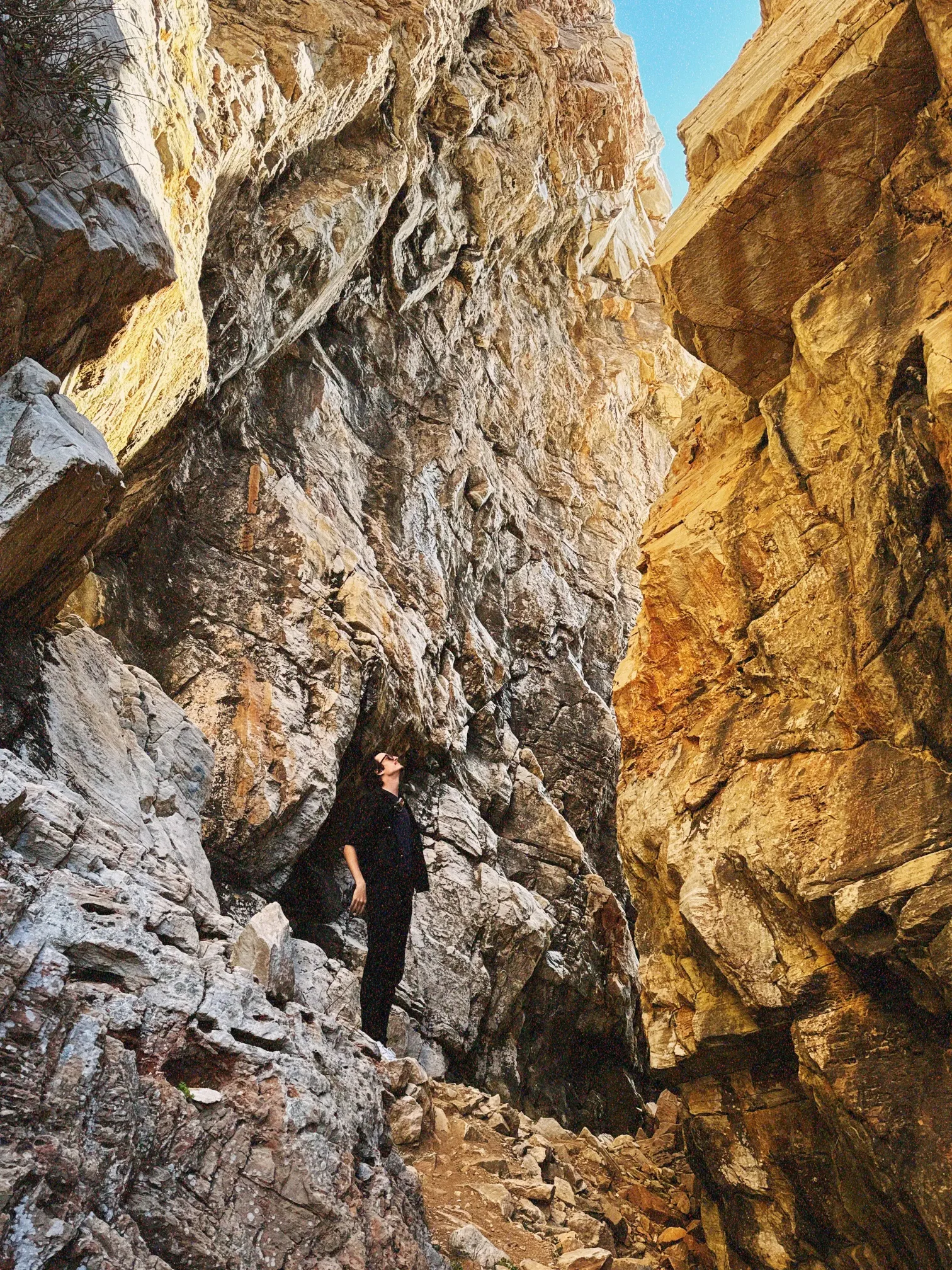 Eboulement de pierre rebouchant la Cave d'Archilochos