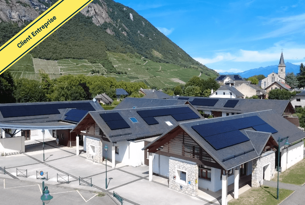 Photo d'un toit d’une école à Francin équipée de panneaux photovoltaïques dont l'installation a été faite par Solarock.