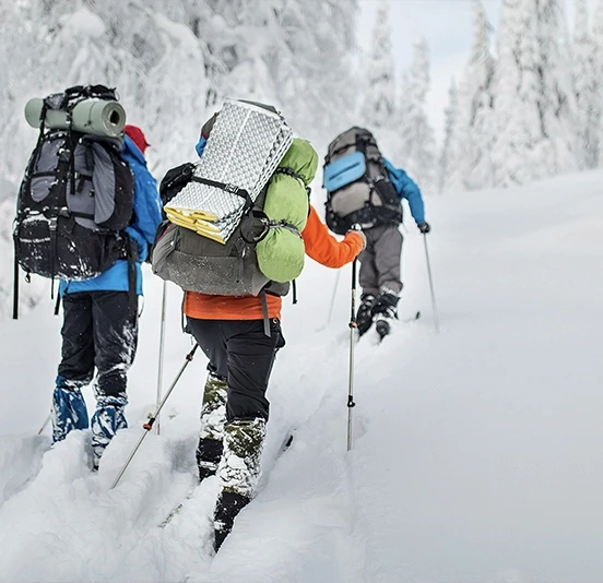 Amis avec ski et peaux de phoque