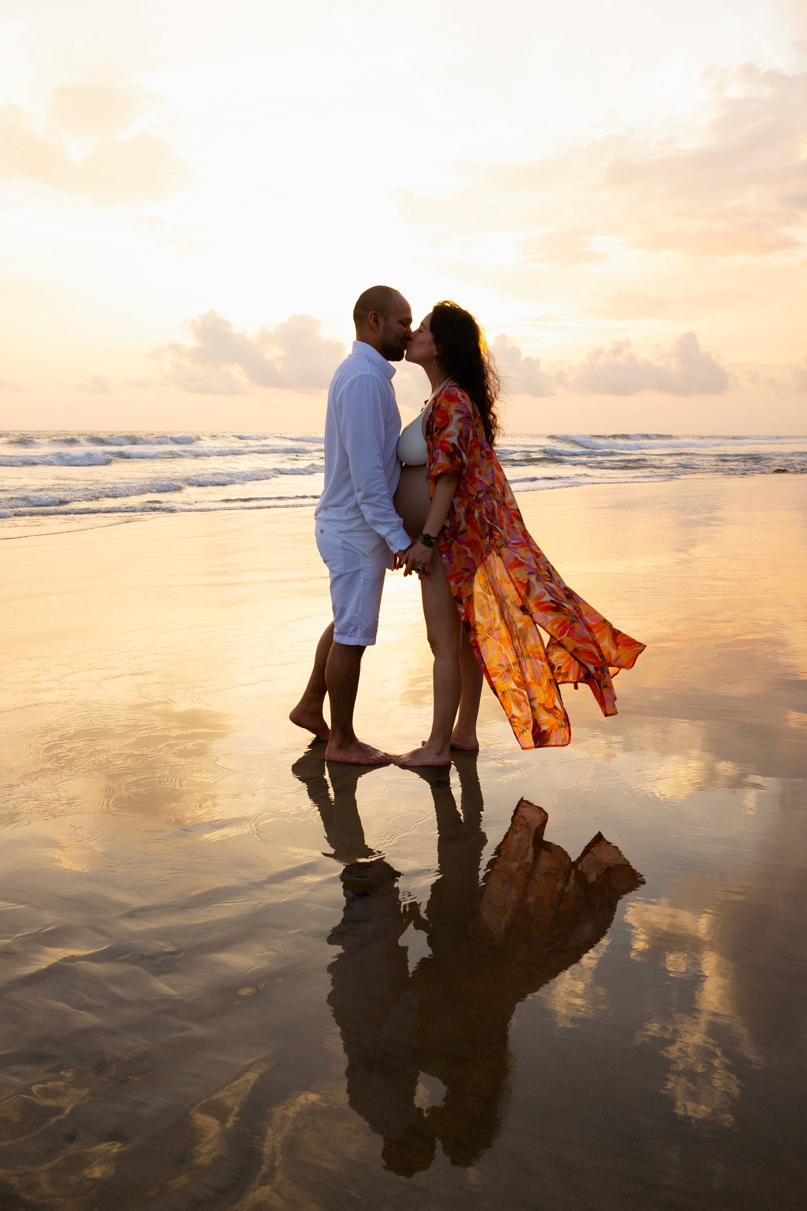 Sesión fotográfica de embarazo en la playa al atardecer en Puerto Escondido Oaxaca