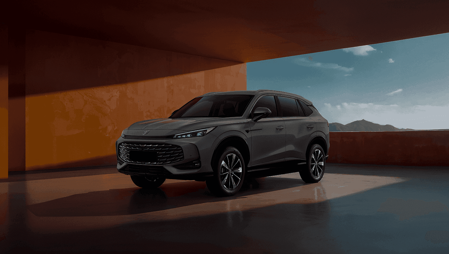 voiture grise prise de trois quart