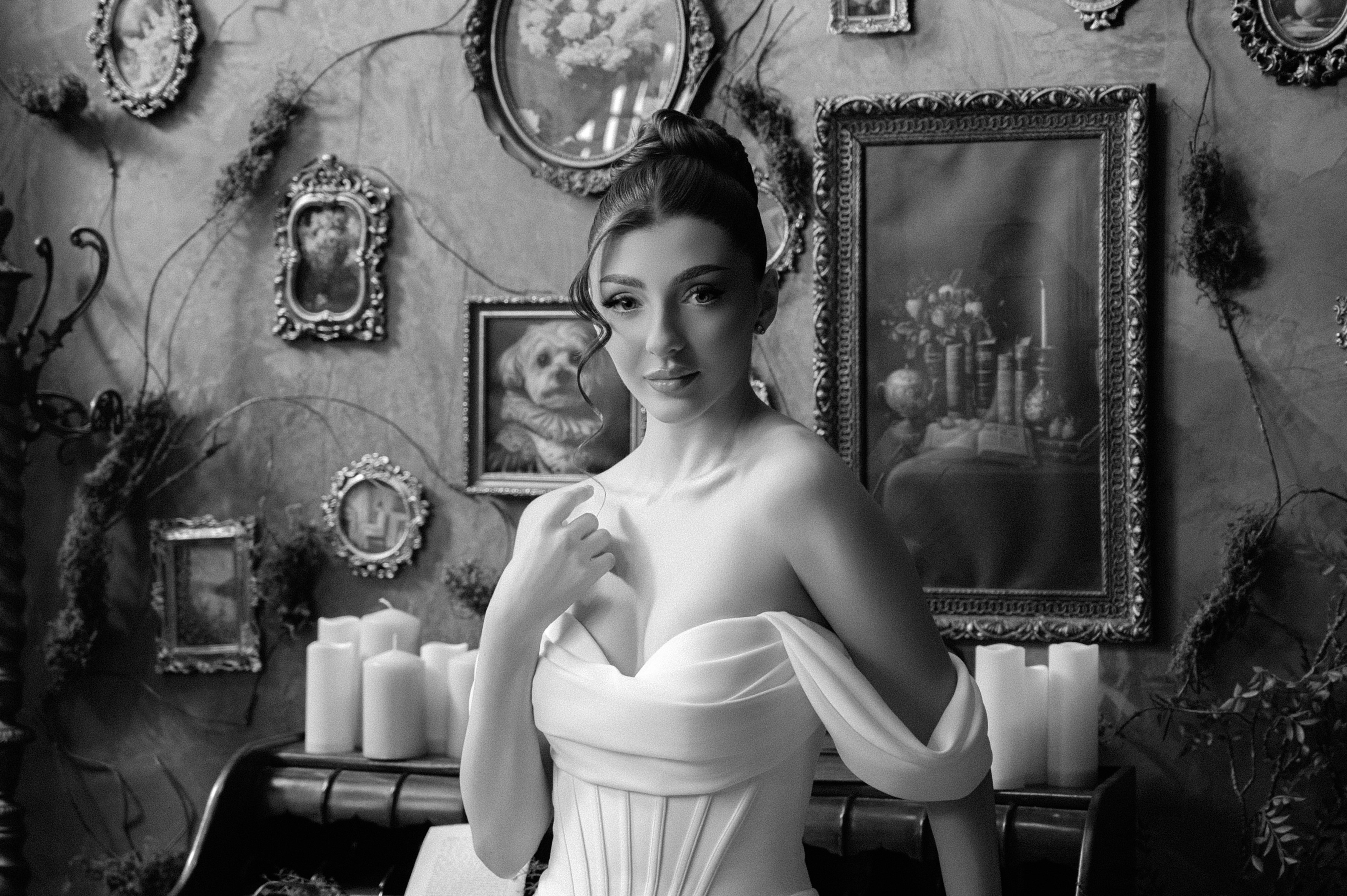 Portret alb-negru de mireasă într-un decor artistic cu rame și lumânări, ședință foto de nuntă în București