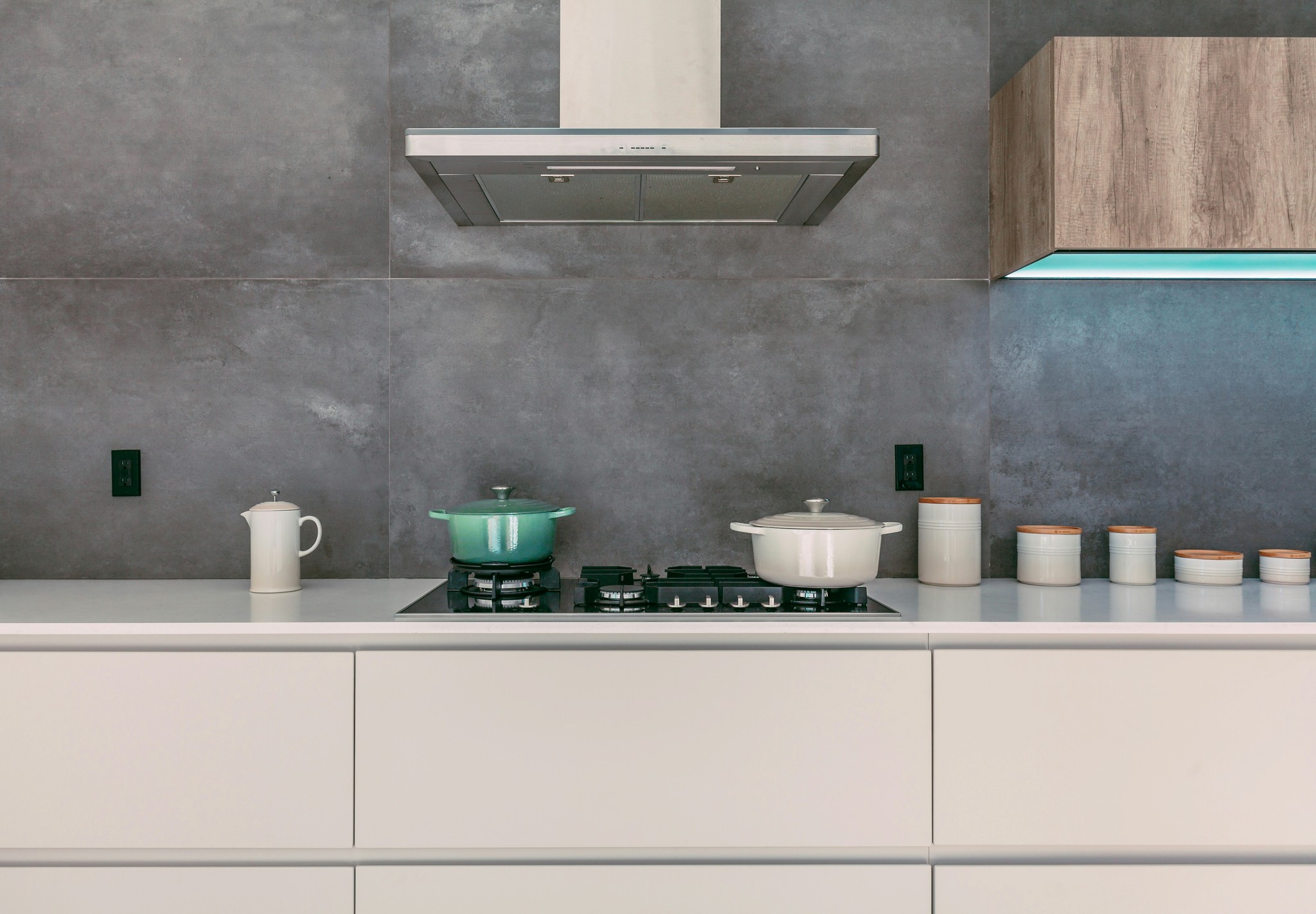 Minimal counter with cooking equipment