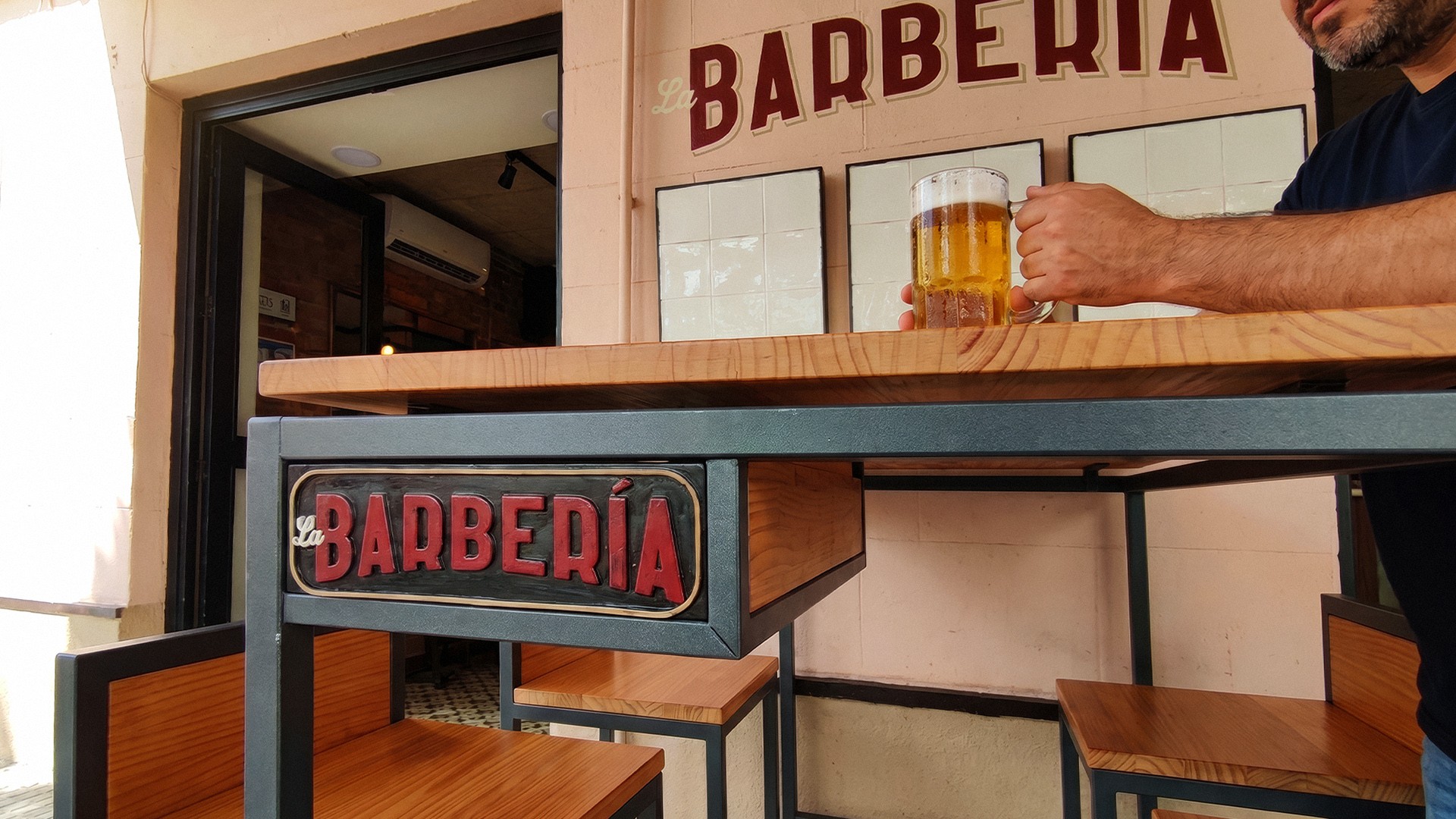 Identidad visual aplicada de La Barberia — diseño de marca con referencias al Art Decó tardío gaditano · Estudio Varsau