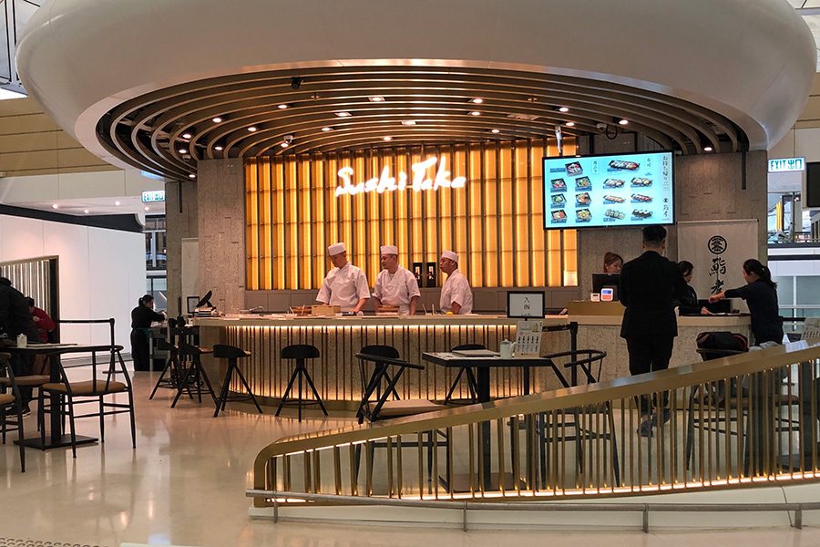 專業工程團隊於現場討論室內匹克球場地工程、運動地板選型及體育場館設計細節。