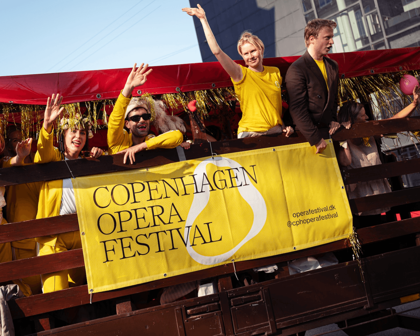 Unge frivillige og deres koordinator tager i mod gæster i infoboden til Kulturhavn Festival i København.