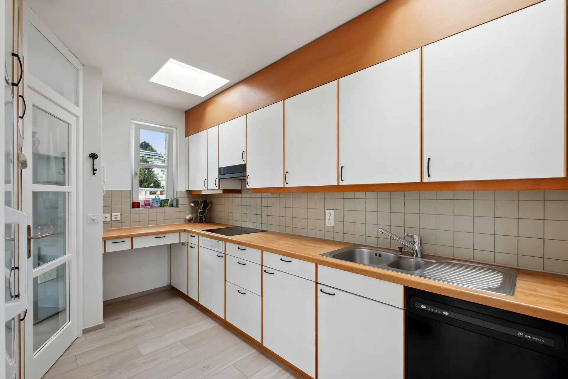 Grosszügige Küche mit weissen Fronten in moderner Eigentumswohnung in Kriens