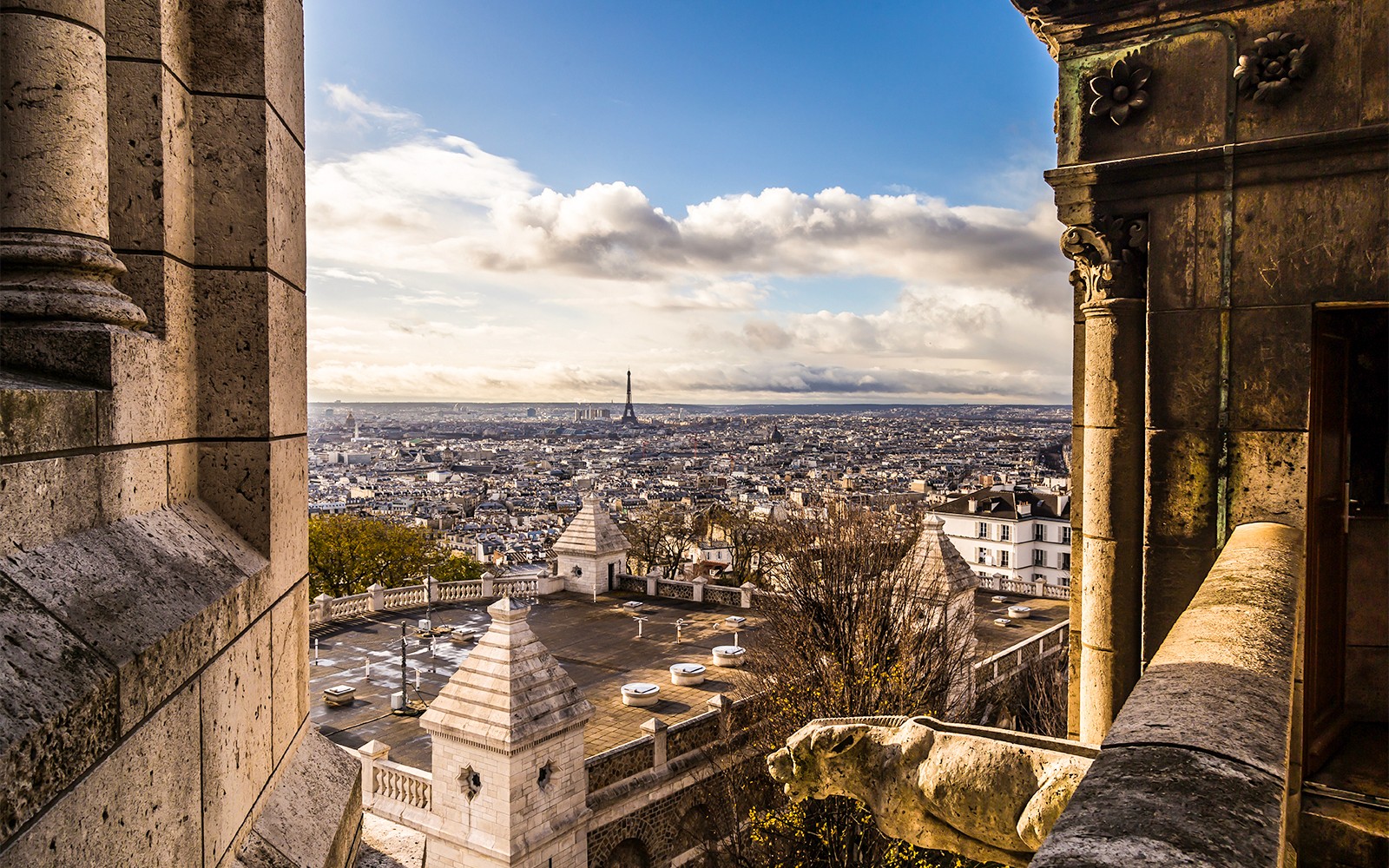 Utsikt over Paris' skyline fra Sacré Coeur-basilikaen, med Eiffeltårnet i det fjerne.