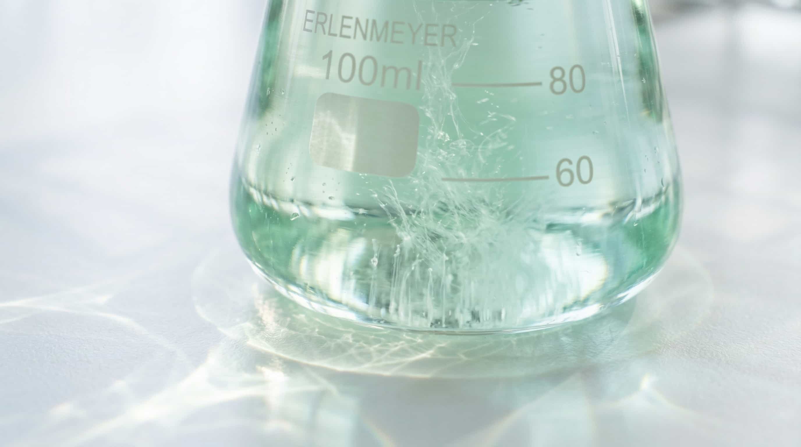 Laboratório da Synvia realizando controle de qualidade farmacêutica e análises de estabilidade em conformidade com REBLAS e ANVISA