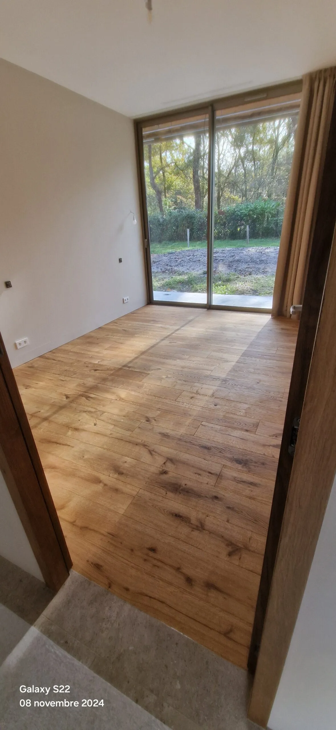 Chantier de pose de parquet chêne massif en cours dans une maison en rénovation à Bordeaux par Aliénor Parquet