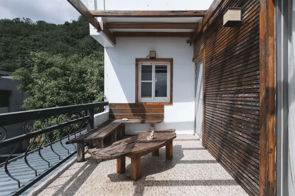 熱帶低氣壓 Low Pressure 的民宿陽台