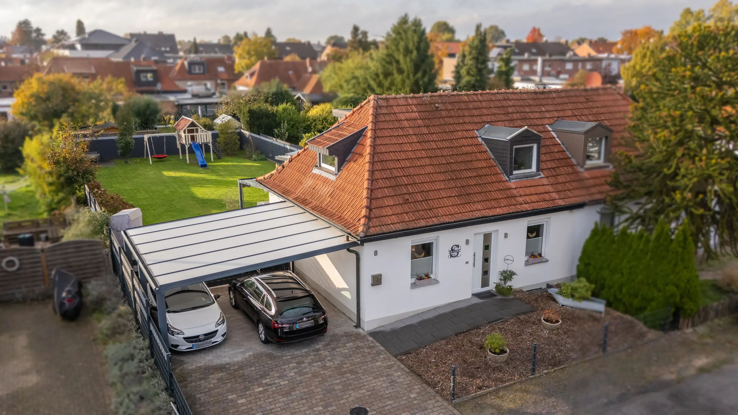 Einfamilienhaus mit rotem Satteldach, großem Garten und Doppelcarport in ruhiger Wohnlage in Gronau – Westfalen Wohnen.