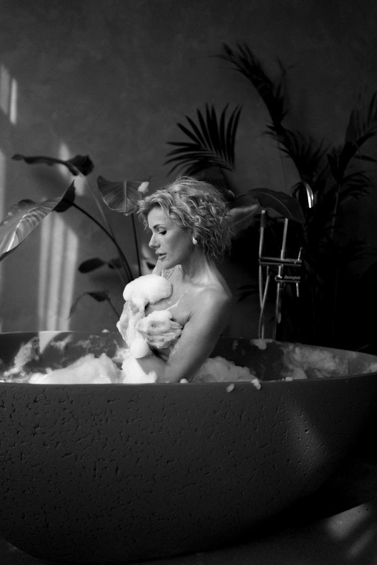Elegant boudoir photography capturing self-love; frau in badwanne