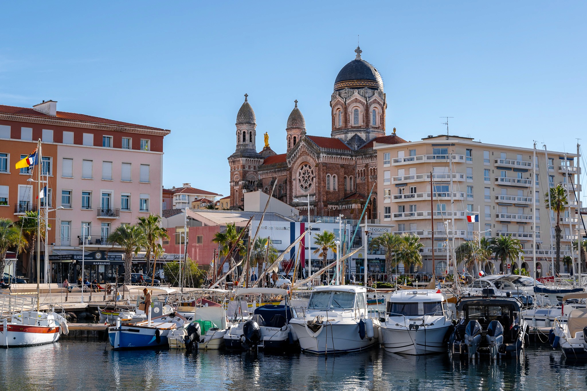 La Basilique de Saint-Raphaël vue du port