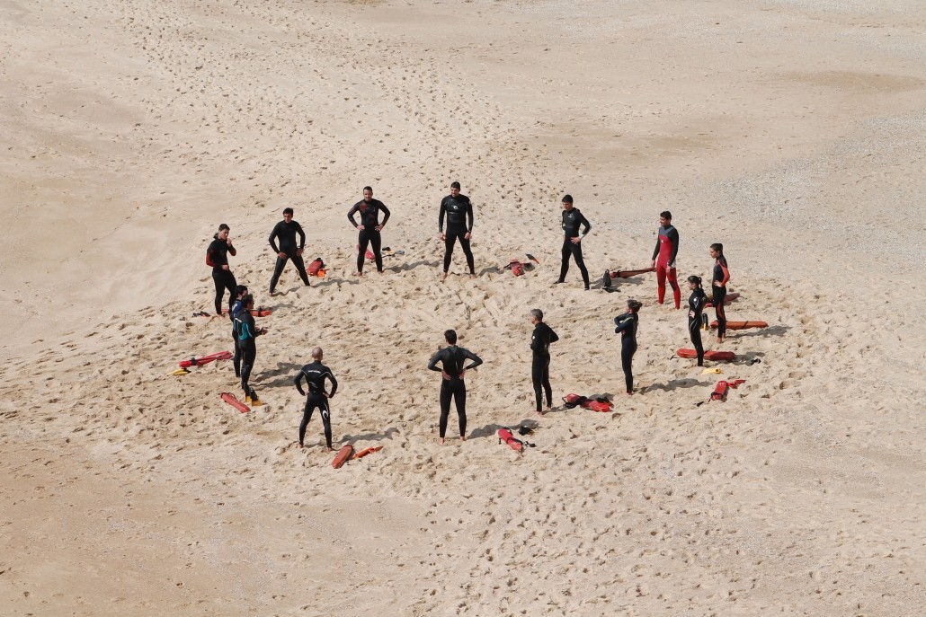 Gruppe von Personen symbolisieren Systemische Haltung