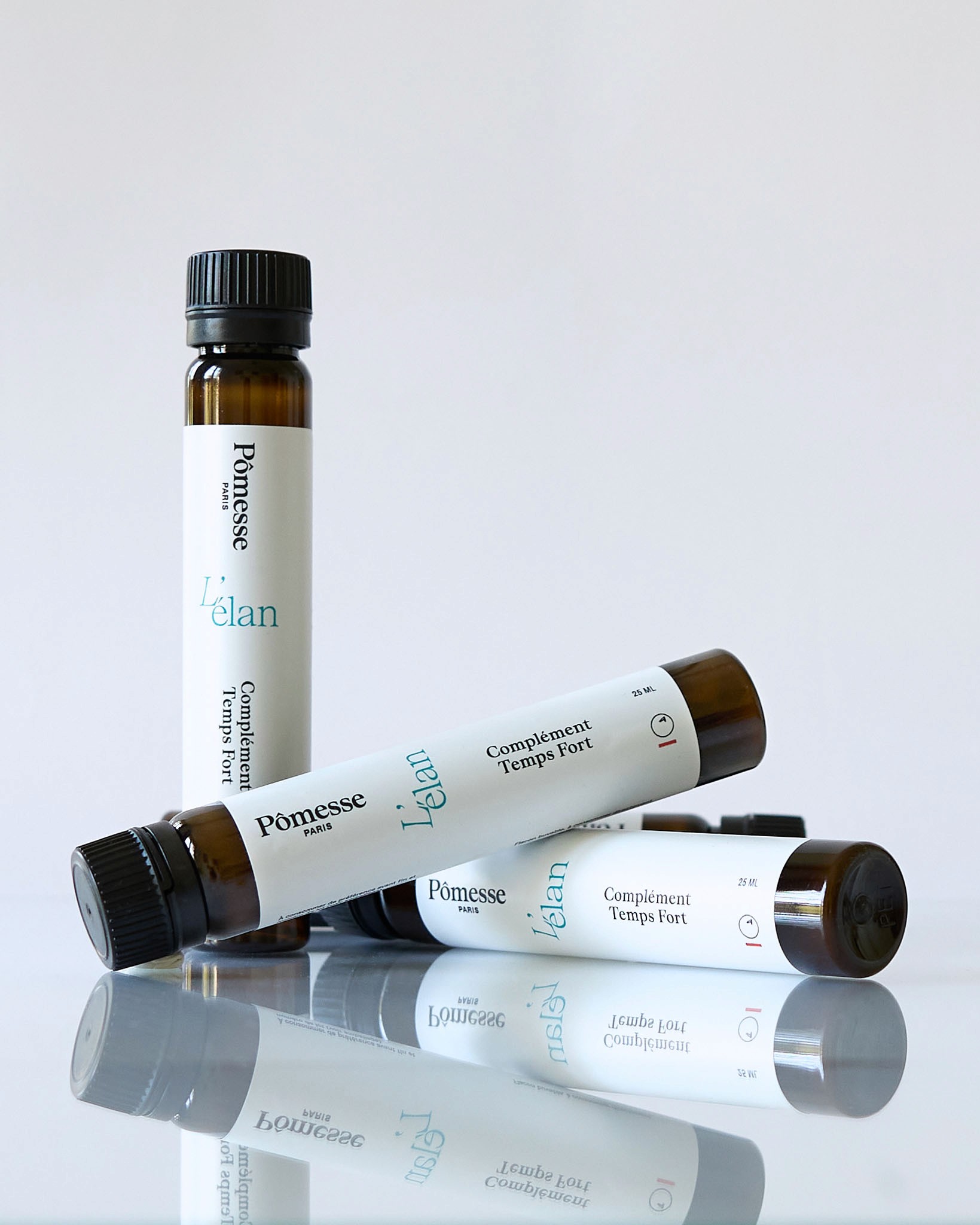 Deux femmes scientifiques formulent un soin