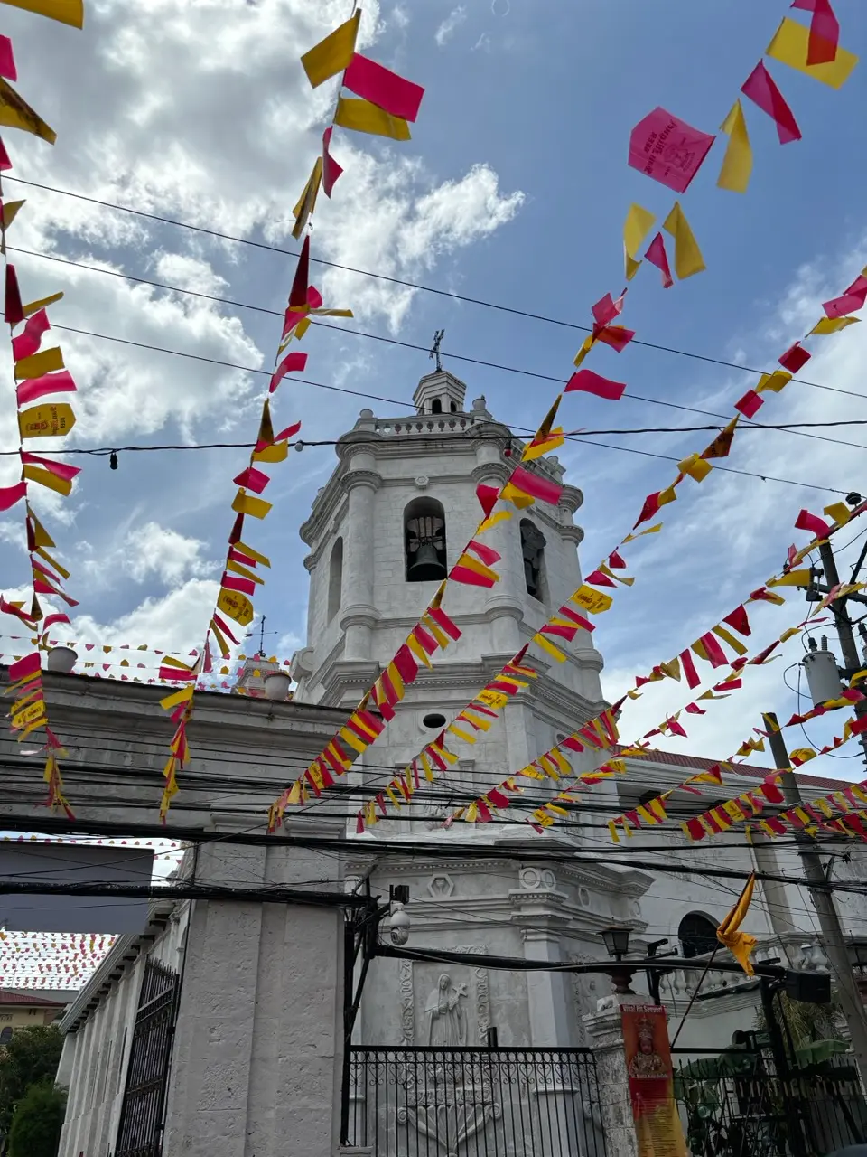 basilica del santo nino met rood gele vlaggetjes