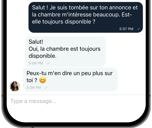 Capture d'écran de l'application Coloco sur iPhone, montrant une conversation de messagerie entre deux personnes. Le premier message demande si une chambre est toujours disponible, et le deuxième répond que oui, elle l'est, avec une question pour en savoir plus sur l'expéditeur, accompagnée d'un emoji sourire. Une photo de profil est visible à côté du dernier message.