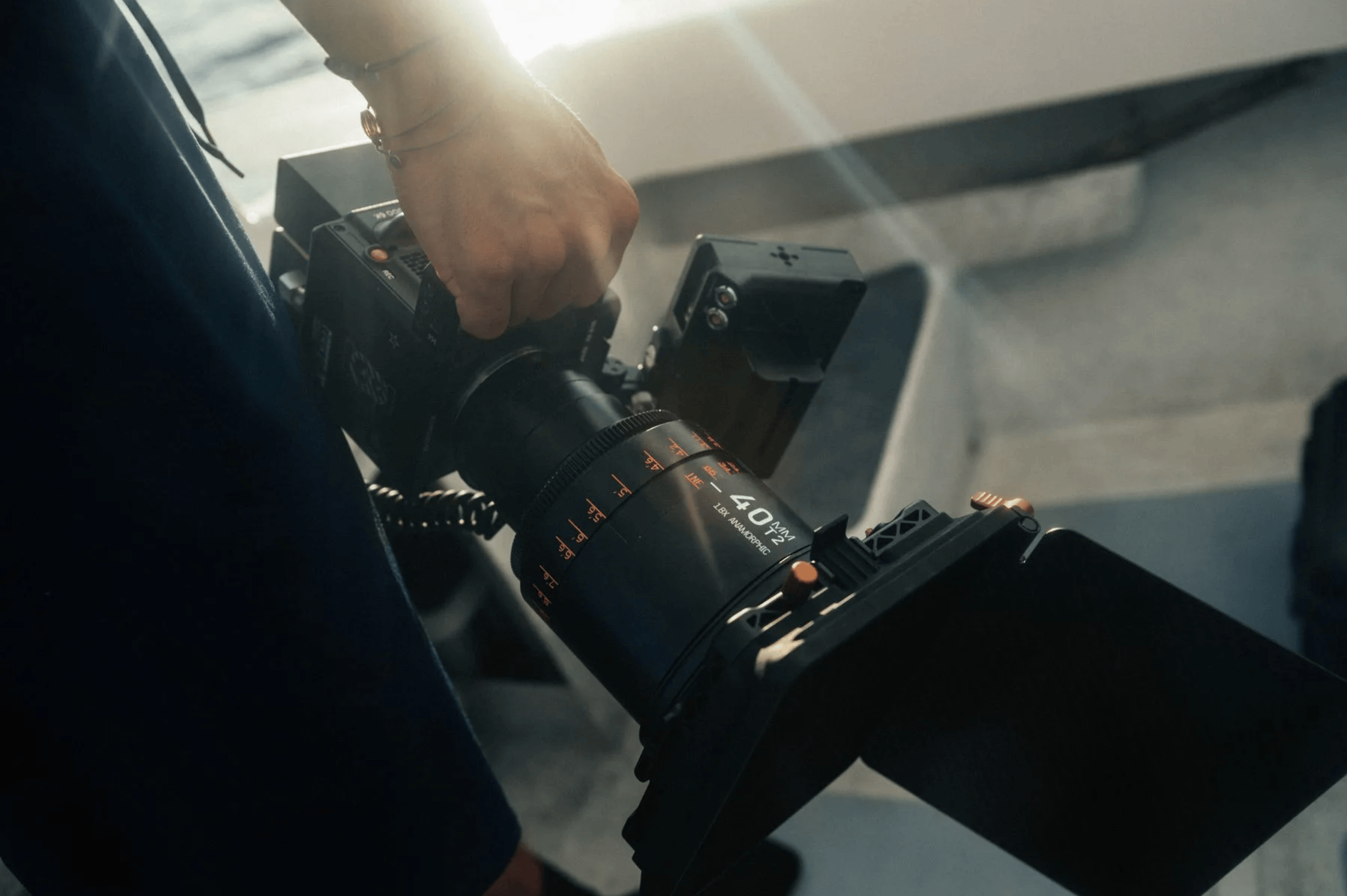 Videoproduktion Dresden Kameramann hällt Kamera