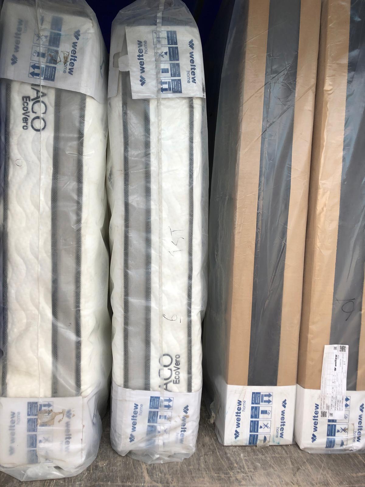 LKW voller Möbel für internationale Lieferung