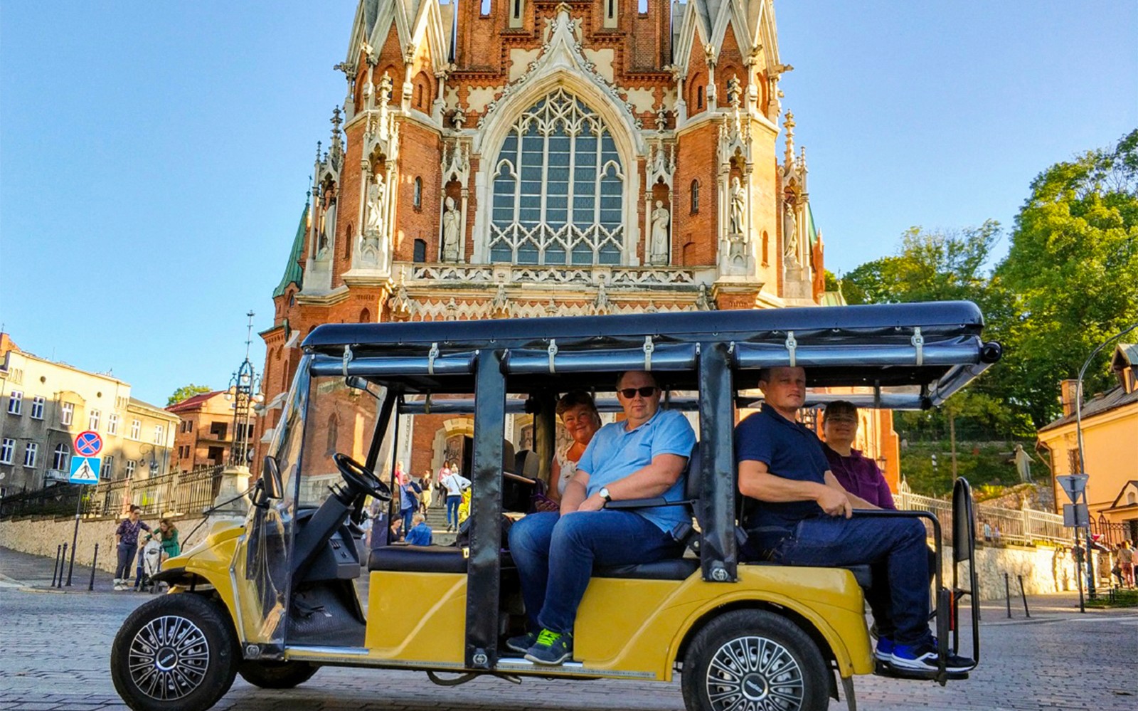 Golfkar-tour voor een historische kerk in de Kazimierz-wijk van Krakau.