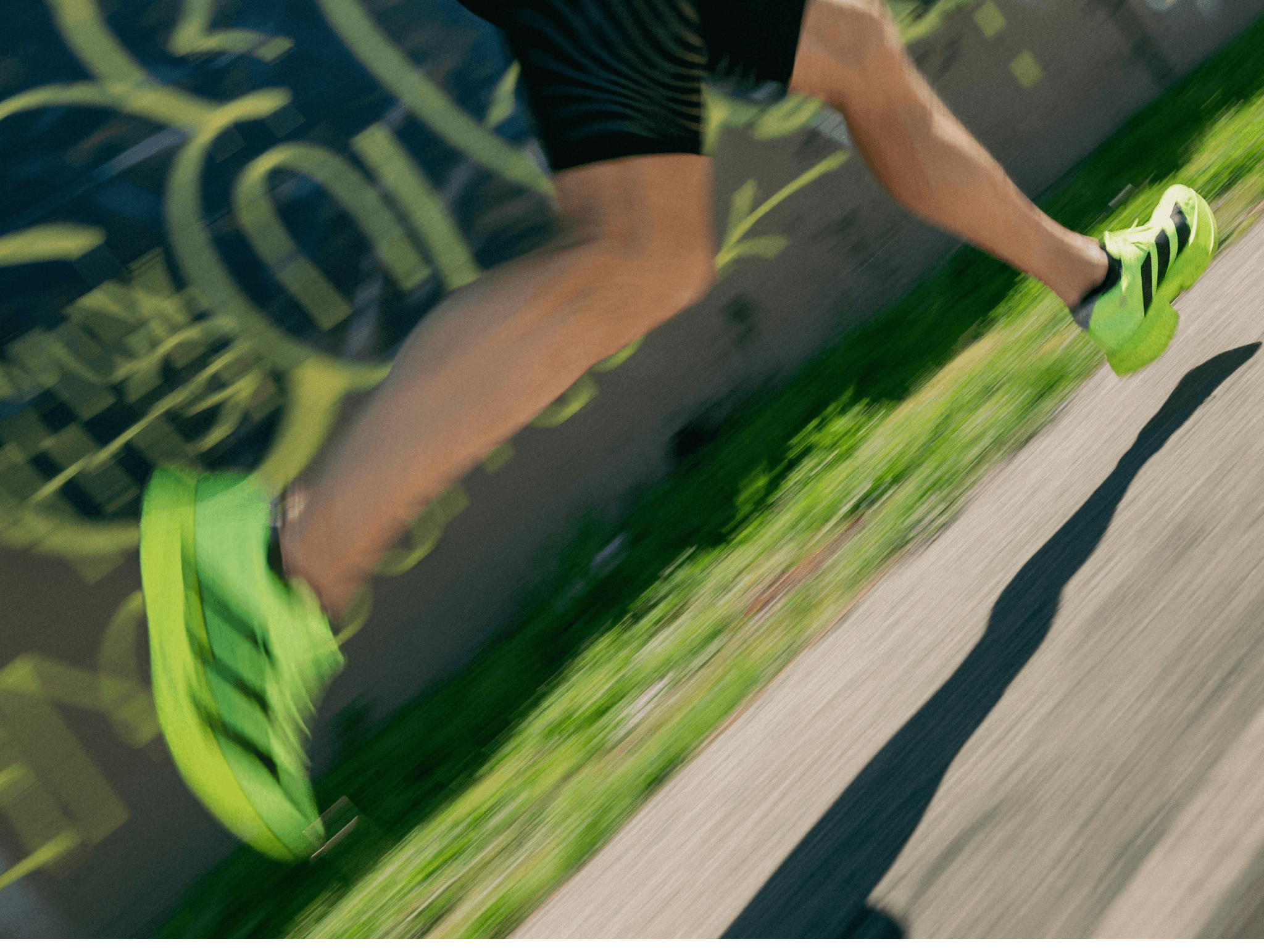 Mann der joggt mit grünen Turnschuhen