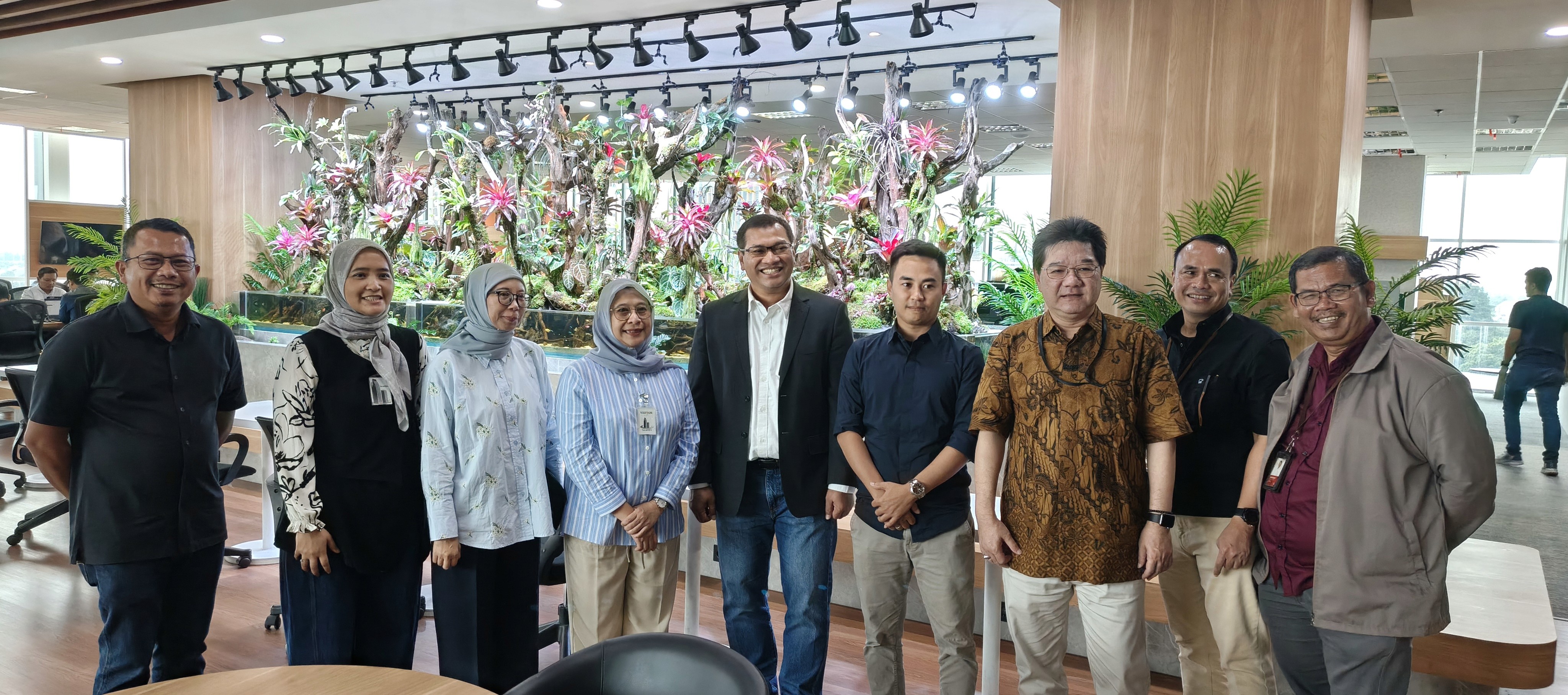 Direktur Utama Bapak Agus Pramudiono dan Direktur Product & Delivery Bapak Royke Dwipura mendampingi Direksi Bank Jateng dalam kunjungan kerja