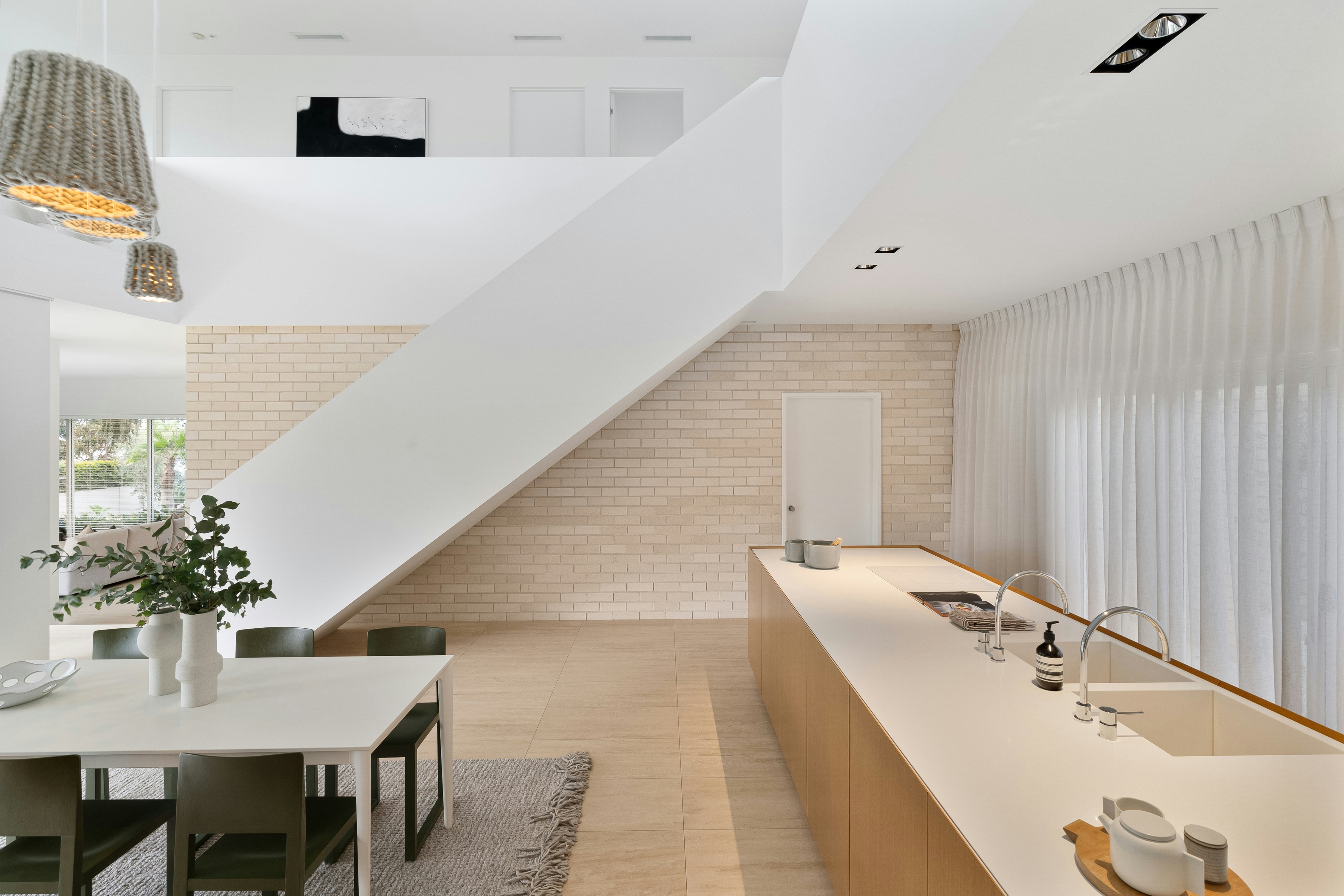 Modern interieur na complete woningrenovatie in Groningen met open keuken, eetruimte en strakke afwerking