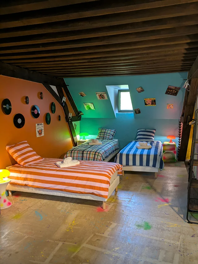 Chambre Kids’86 The Project avec décoration rétro années 80 et objets vintage