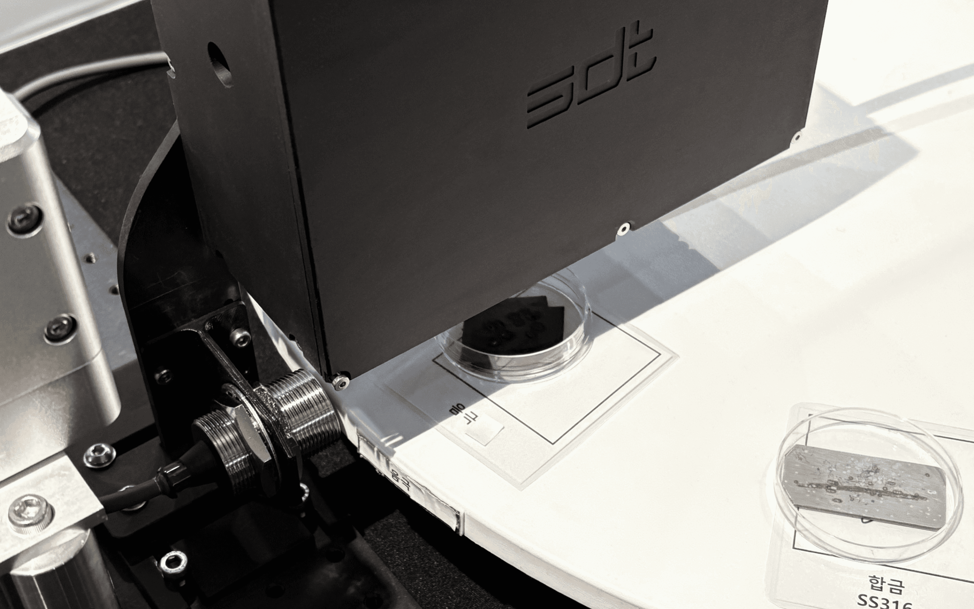 인터배터리 2026 전시회에서 SDT(에스디티)가 LIBS를 활용하여 배터리 제조 공정 중 유입될 수 있는 미세 이물질의 성분을 감시·분석하는 기능을 시연하고 있다.