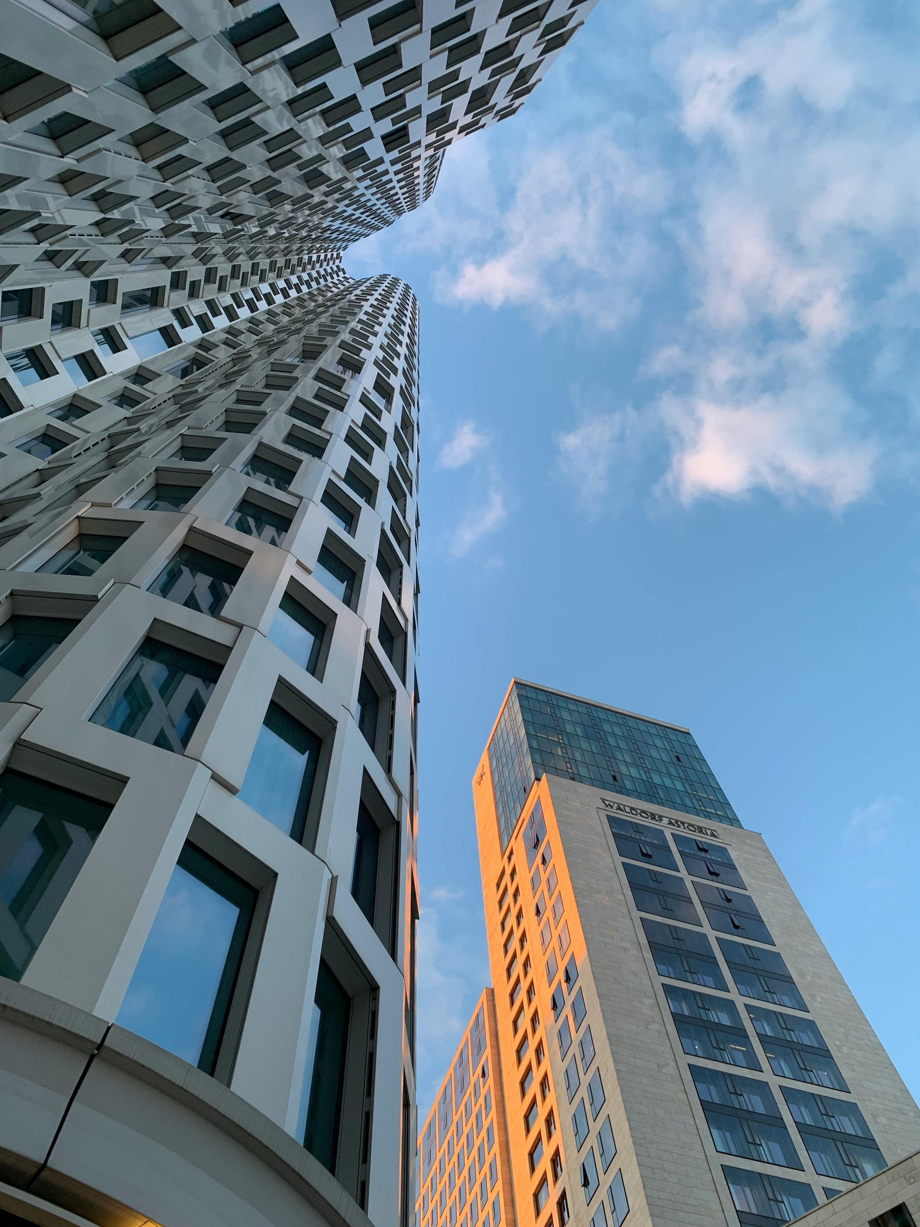 Moderne Bürogebäude und Wolkenkratzer. Wir realisieren schlüsselfertige Gewerbeimmobilien und anspruchsvolle Architekturprojekte bundesweit.