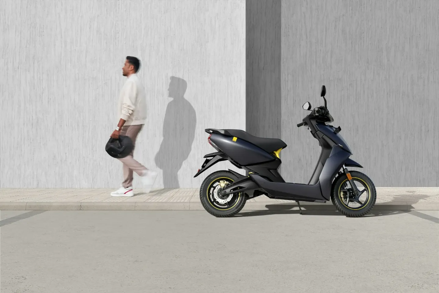 Ciclomotor tipo scooter moderno aparcado en zona urbana. Seguro de ciclomotor Allianz en Murcia capital: movilidad ágil, económica y protegida con AMB Seguros.