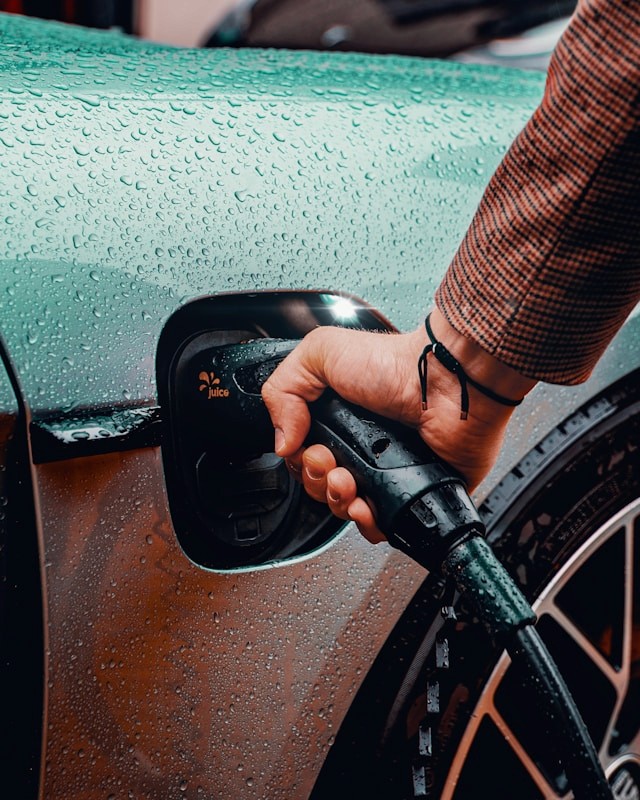 Coche eléctrico enchufado a un punto de recarga, cuyo cable está protegido frente a robos por el seguro de Allianz.