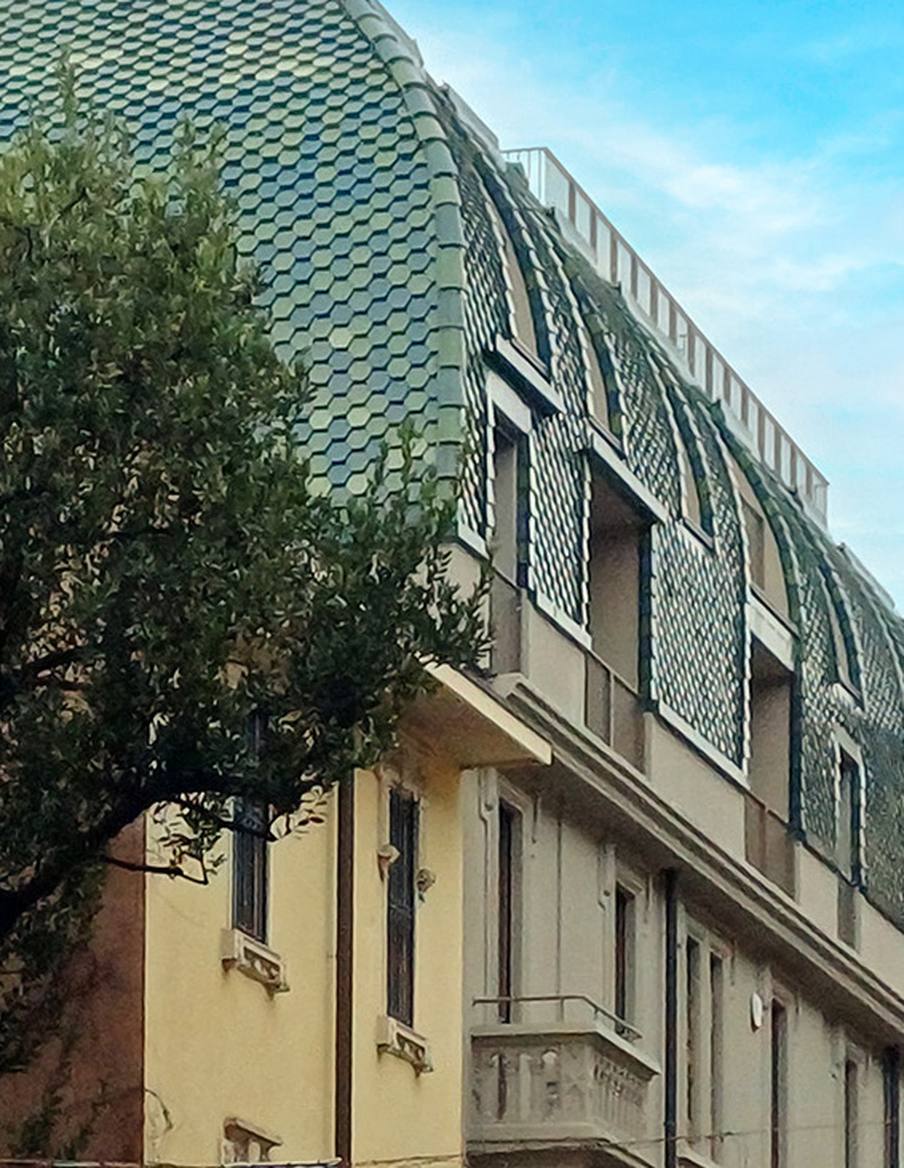 Edificio Siracusa 5 a Milano con copertura in scaglie ceramiche verdi smaltate Matterica