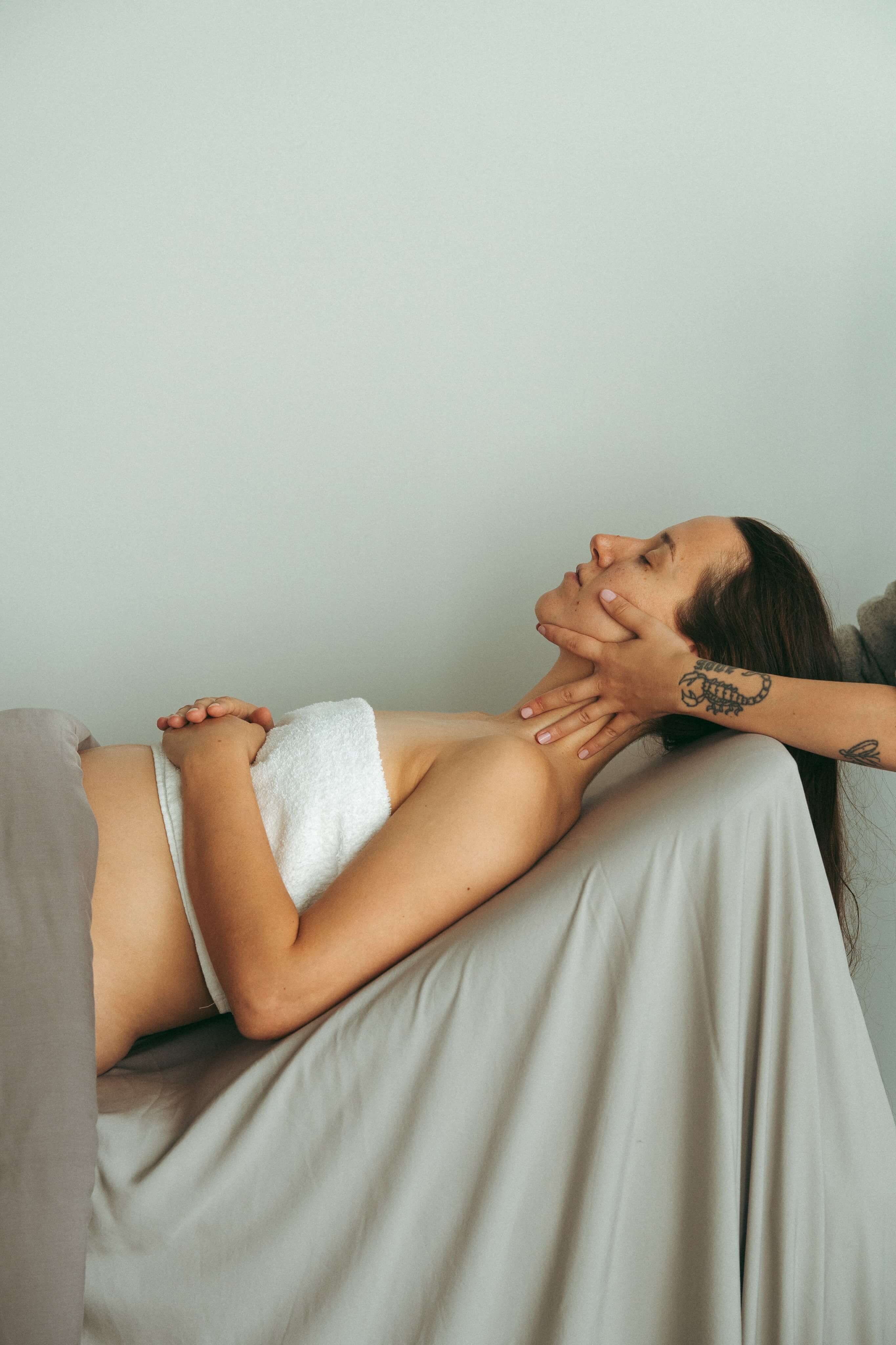 Une femme enceinte profitant d’un massage relaxant.
