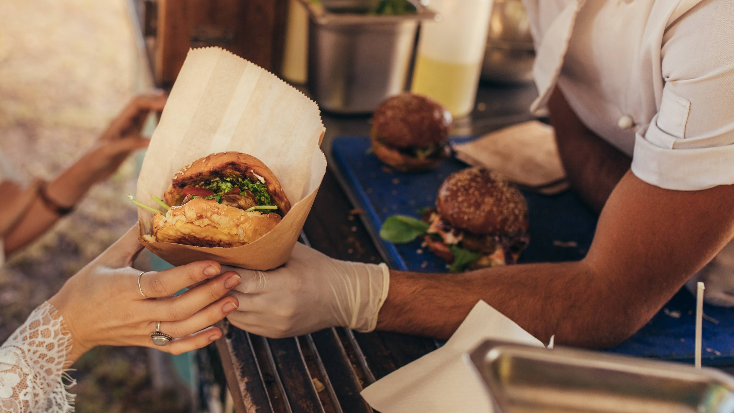 快餐店员工为顾客服务