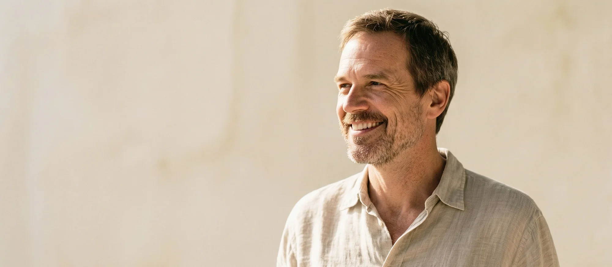 Portrét usmiateho muža s prirodzeným vzhľadom pre sekciu estetická medicína pre mužov a diskrétne omladenie pleti pre pánov v Esthea.