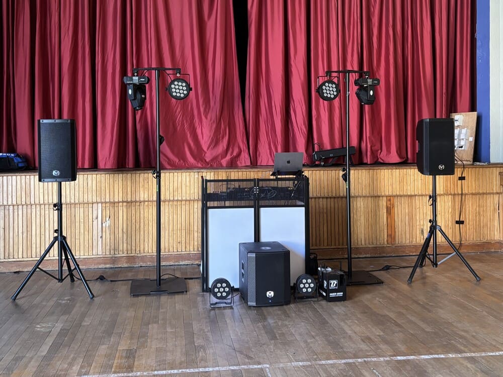 Installation DJ complète avec sonorisation, éclairage et structure lumière pour événement privé ou mariage dans le Nord.