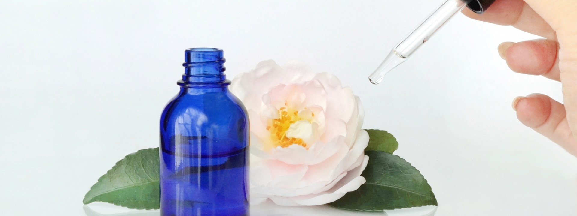 小さな容器に化粧品が注がれる画像