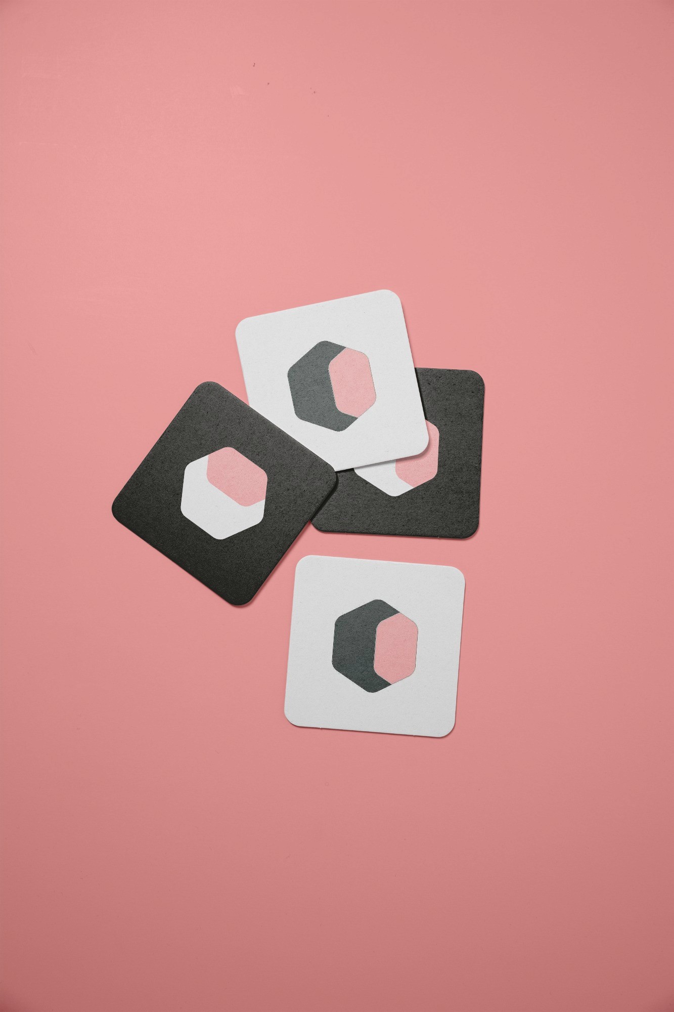 Quadratische Visitenkraten in dunkel udn hell mit Mamolea Logo 